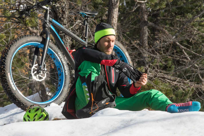   Helmet cap, softshell jacket, gloves: the guy in the picture is perfectly dressed for the next winter bike tour.