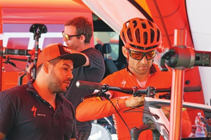   Master of optimisation: technical fetishist Sauser scrutinises every screw on the bike. Even team mechanic Holger "Jumanji" Friesen is sometimes amazed.