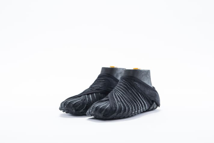  What Ninja could only dream of: Vibram Furoshiki barefoot shoes in black - more practical, less conspicuous and less sensitive to dirt when used off-road.