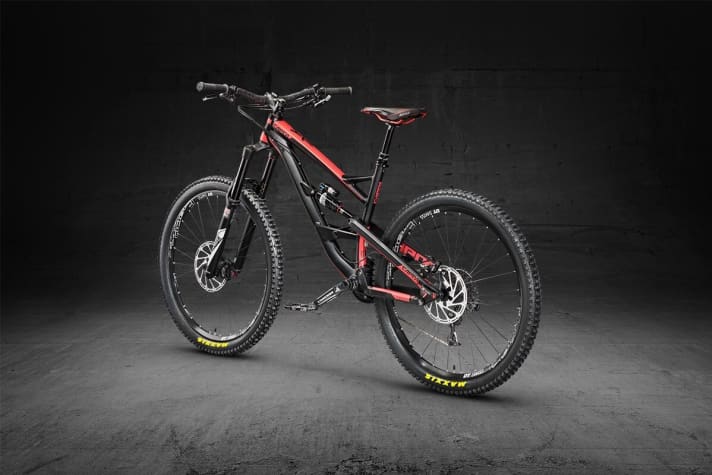   The Comp 1 for 2799 euros is the hardcore version of the aluminium Capra. The front is fitted with a Rock Shox Lyrik with 170 millimetres of travel, while the single crank with the small chainring ensures minimal susceptibility to interference.