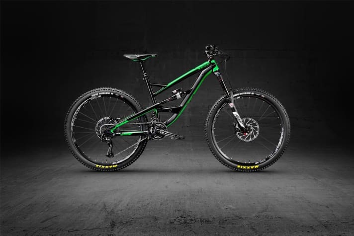   Beim Capra Comp 2 ist die Ausstattung auch für lange Touren abgestimmt. Eine Rock Shox Pike mit 160 Millimetern Federweg und eine Zweifachkurbel verdeutlichen das sehr gut.