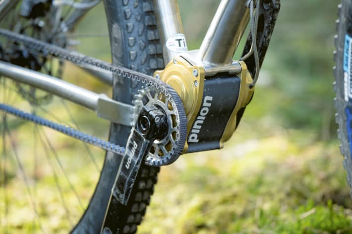   In order to connect the Pinion gearbox to the frame of the Twentynineplus from Pilot, a complex moulded plate is required - in true style and of course in titanium.