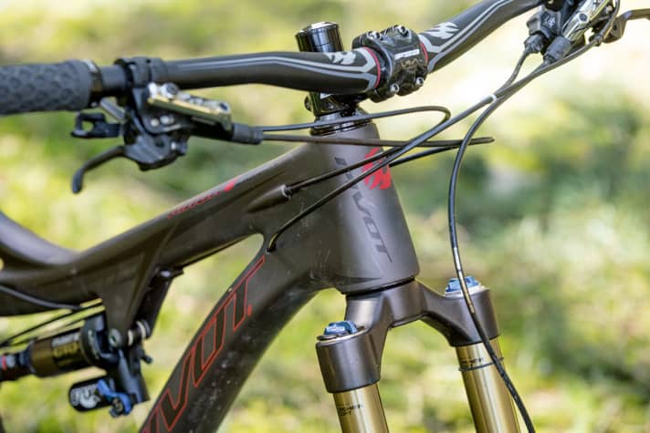   The sophisticated and beautifully designed carbon frame of the Pivot Mach 6 is very stiff for precise handling.