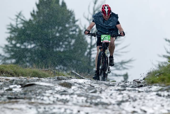   Wieso in einer flattrigen Mülltüte die Berge hochstrampeln, wenn man eine leichte Windweste doch immer im Trikot dabeihaben kann?