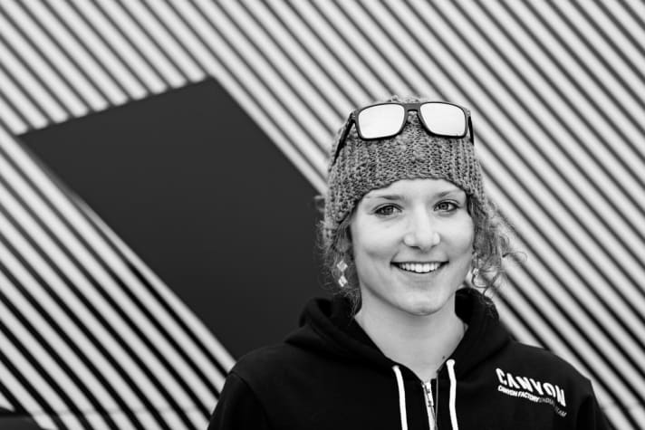   For enduro races, I ride a fairly comfortable setup at the rear with up to 35 per cent sag and wide open rebound. In contrast, I like the fork to be firm. With just 20 per cent sag and two volume spacers for high progression, it responds really well, but still has reserves. (Ines Thoma, Enduro pro)