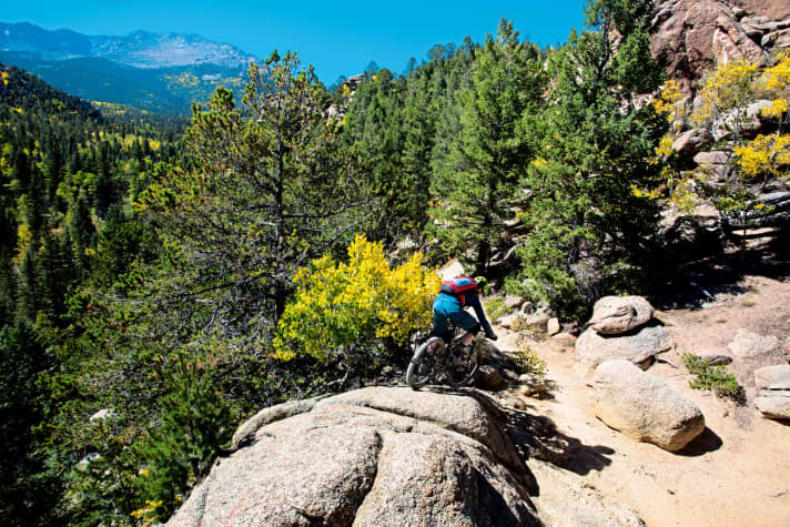   The rocks offer incredible grip. So you dare to do one or two aerial manoeuvres. You experience really great flow from the tree line onwards.