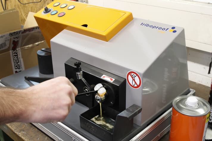 Beim Brugger-Test werden die Schmiermittel auf ihre Belastbarkeit getestet.