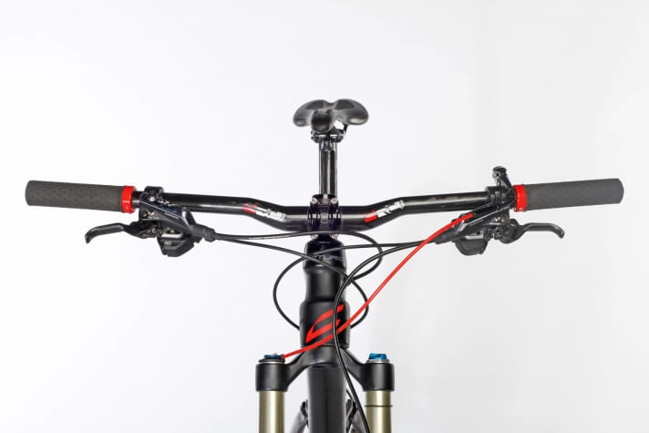   Das Cockpit des Centurion mit flachem Vorbau und angenehmem Riser-Lenker erzählt sofort die Geschichte vom Langstrecken-Rennsport. Dennoch braucht das Bike bergab eine sichere Hand.