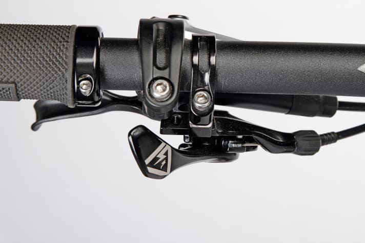   Nein, das ist kein Schalthebel, sondern die äußerst praktisch platzierte Bedienung für die Teleskopstütze am Specialized. Die sollte bei keinem Bike fehlen.
