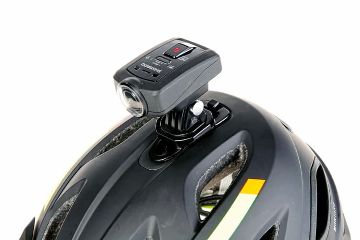 Die eigenen Abenteuer per Helmkamera filmen – das gehört heute einfach dazu. Giro, Kali und Lazer liefern gleich die passenden Halter zur Kamera. Limar, Scott und Uvex haben besonders ebene Flächen am Helm für die Klebe-Pads. Achten Sie auf das Icon.
