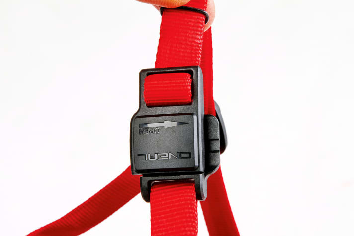 The chin straps from O'Neal and SixSixOne close magnetically. The Fidlock system virtually snaps into place automatically and can be easily opened again by sliding it sideways with two fingers. Nevertheless, it is securely closed in the event of a fall.