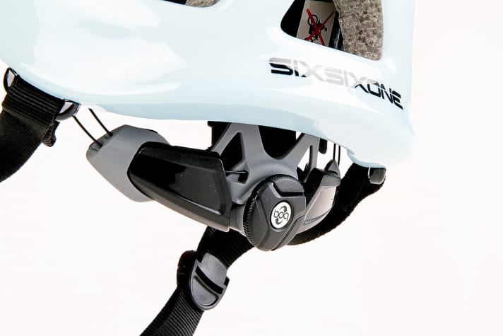 Twist fasteners are generally easier to use than sliders. However, the Boa fastener on the SixSixOne goes one better. The small wheel can be operated perfectly and adjusted to the head circumference in very small steps.