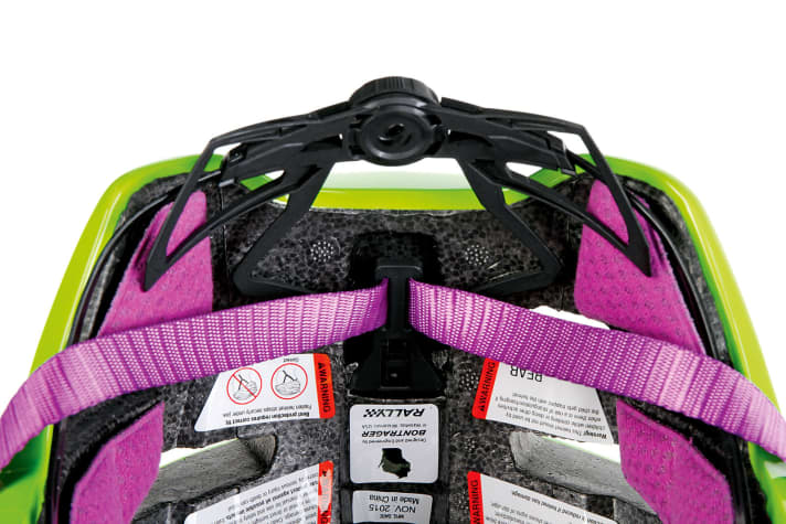 Die Höhe der Nackenstütze sollte sich bei jedem Helm einstellen lassen. Besonders praktisch und ohne die Halterung aus dem Helm zu lösen, funktioniert das bei Bontrager und Giro. Gute Systeme gibt es zudem bei Alpina, Lazer, Specialized und Uvex.