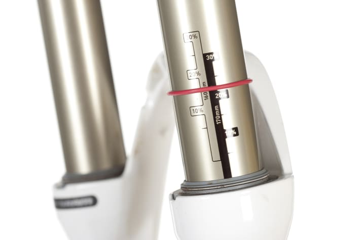 With the help of the rubber rings on the suspension fork and shock, you can easily check your negative suspension travel, also known as SAG on the MTB. | n.