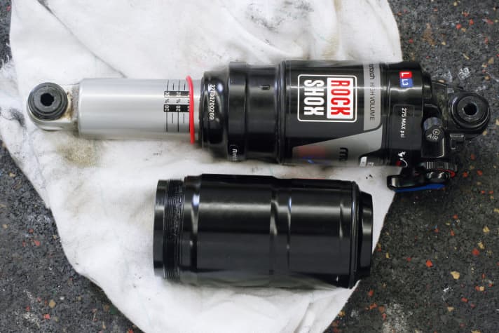   Mehr Volumen: Das neue DebonAirGehäuse von Rock Shox (unten) ist insgesamt voluminöser. Vor einem Upgrade sollte genau geprüft werden, ob der Rahmen und die Anlenkung genügend Platz bieten – auch beim kompletten Einfedern des Hinterbaus. 