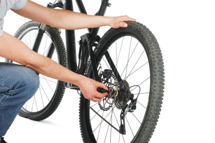   Mit zwei Fingern prüfen Sie, ob Ihre MTB-Nabe Spiel hat. 