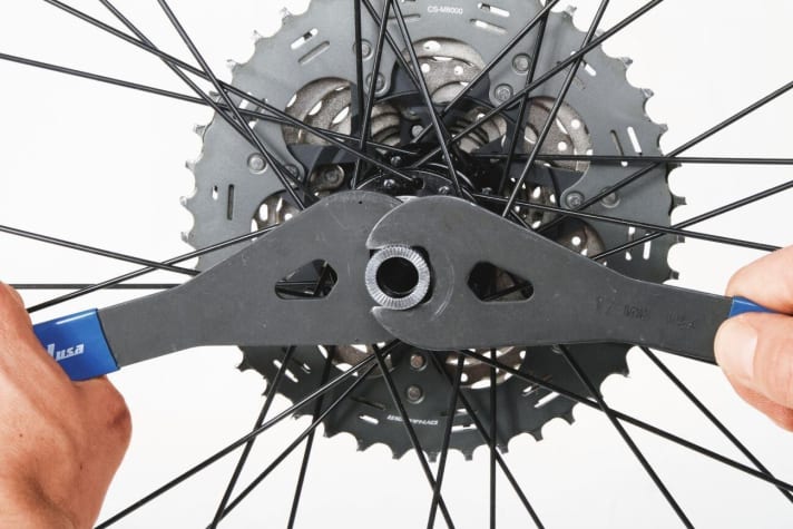   Use flat cone spanners that are especially suitable for adjusting bicycle hubs. Simple open-end spanners are too wide. 