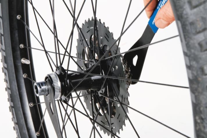   Verstellen Sie das Lagerspiel nur in kleinen Schritten.  