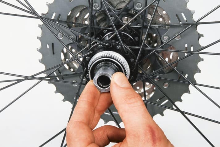   Nach der Überprüfung des Lagerspiels bei ausgebautem Laufrad bauen Sie das Rad wieder ein und ziehen sie die Steckachse oder den Schnellspanner nach Herstellerangaben fest. Kontrollieren Sie nun nochmals, ob sich erneut Spiel gebildet hat oder das Lager zu rauh läuft. 