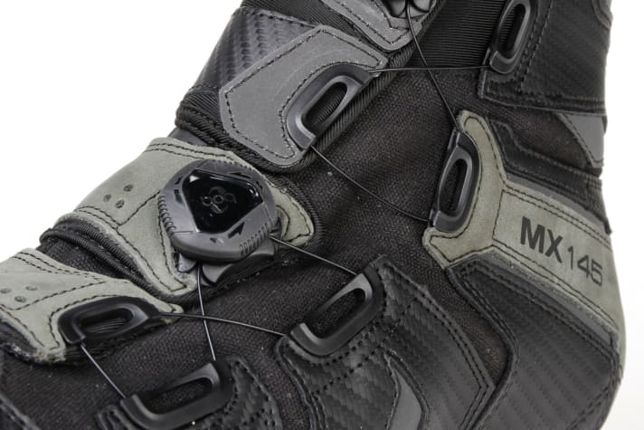   Two Boa fasteners on the Lake shoe optimally distribute the pressure on the foot via four straps. A Boa fastener alone usually only achieves this to a limited extent.