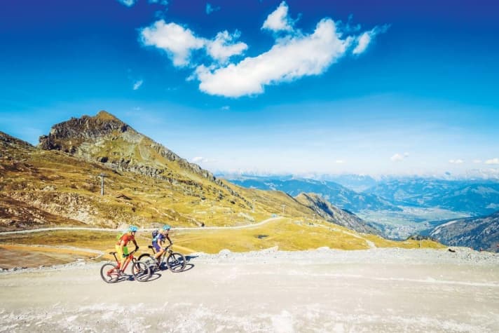   Mit dem neuen Weg von der Häuslalm zum Alpincenter kann man jetzt vom See bis zum Fuß des Gletschers biken. Da addieren sich dann satte 1950 Höhenmeter. Doch die Panoramen und die Aussicht auf ein paar geniale Trails sind es natürlich wert.