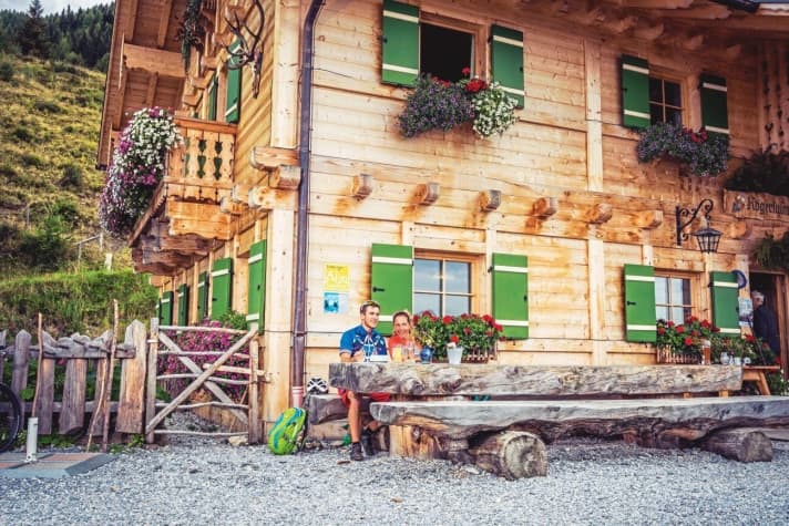   The hut, which was only newly built in 2011, still shines in light-coloured wood. But that doesn't detract from the cosy atmosphere on the sun terrace. The old Kögerlalm fell victim to a fire.