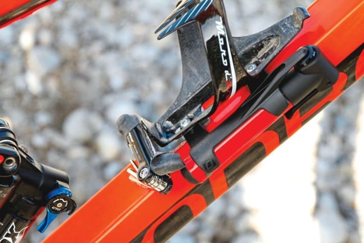  If you attach a mini pump to your bottle cage in addition to the bike multitool, you are well equipped in the event of a breakdown on any bike tour.
