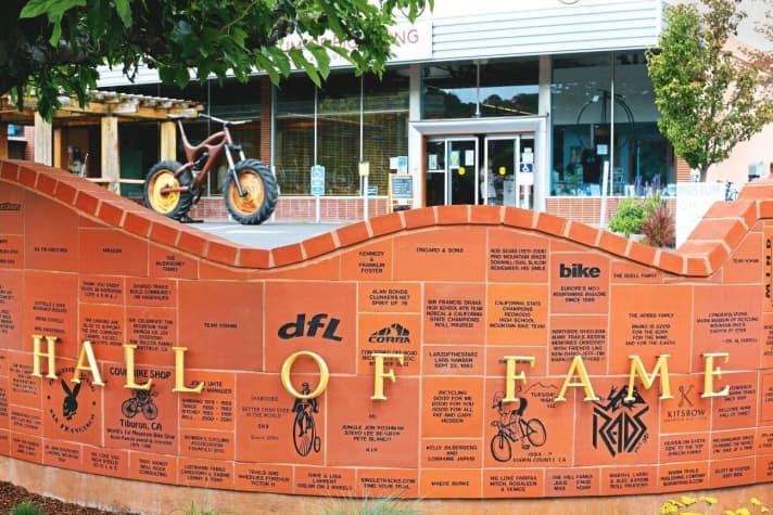   Die Backstein-Mauer vorm Museum ist Teil des Finanzierungsmodells. Jeder konnte (und kann noch) Backsteine mit Gravur kaufen und damit das Museum unterstützen. Auch BIKE hat einen erworben!