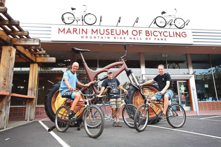 Otis Guy, Joe Breeze und Marc Vendetti posieren vor ihrem Lebenswerk, dem Museum in Marin.