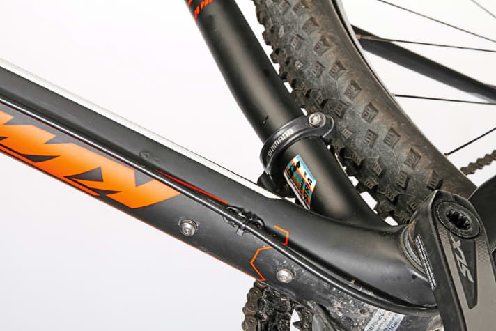   Die zweite Flaschenhalterbefestigung am KTM sitzt tief unterm Oberrohr. So ist die Flasche schwer erreichbar und geht bergab leicht verloren. 