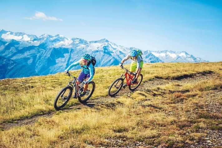   Flowtrail noch mit Panorama. Je weiter es aber ins Tal geht, desto anspruchsvoller wird es. Dort warten eben noch echte Waldpfade.