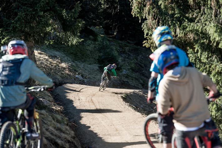   Vollvisierhelm und Protektoren sind im Bikepark auf jeden Fall empfehlenswert. Auf dem Flow-Trail Hot Shot lauern aber keine gefährlichen Hindernisse – Anfänger und Fortgeschrittene sollen hier gleichermaßen Fahrspaß haben. 