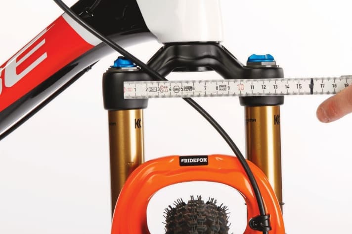   C steht für Step Cast und eine Stufe in den Tauchrohren, die ermöglicht, dass die Gabel trotz 110er-Boost-Vorderachse schmaler konstruiert werden konnte. Gegenüber einer Rock Shox SID baut die Krone der Float SC rund 15 mm schmaler. Das soll die Steifigkeit erhöhen.