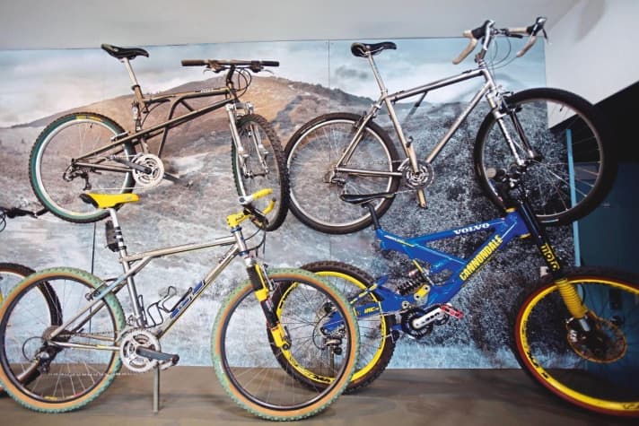 The most interesting bike is hidden at the top right: A Moots titanium fully with 29er tyres. Back then, nobody would have guessed that 29ers would become so important on the market. The Cannondale, on the other hand, was only produced in tiny numbers, exclusively for the team riders.