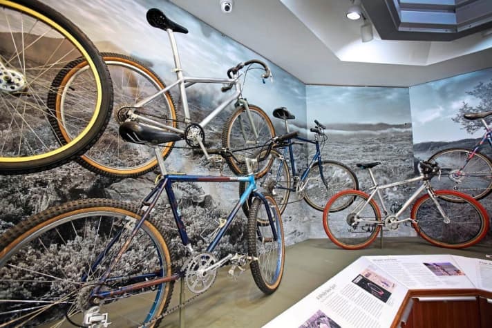Das blaue Specialized Stumpjumper weiter hinten im Bild stammt aus dem ersten Container, den Specialized-Boss Mike Sinyard aus Fernost kommen ließ. Das Stumpjumper gilt als das erste Serienbike der Geschichte.