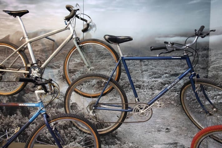 Here again the Stumpjumper and the Cunningham CC Proto from 1979, with aluminium frame, single drivetrain and chain guide. The racing handlebars are typical for Cunningham.