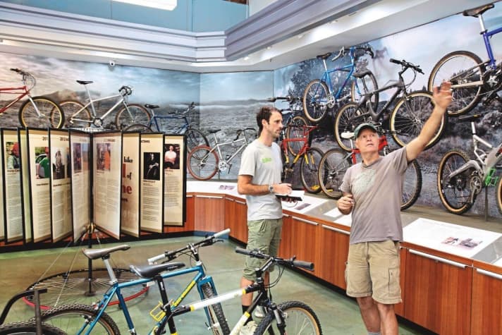   Redakteur Listmann mit Joe Breeze. Links im Bild die Hall of Fame. Ja, mehr gibt es da nicht zu sehen als diese Poster…