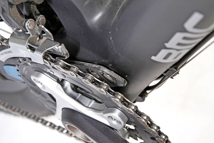   Der höhenverstellbare Kettenfänger schützt den leichten Kohlefaserrahmen des BMC, falls die Kette beim Runterschalten mal vom kleinen Blatt fällt.