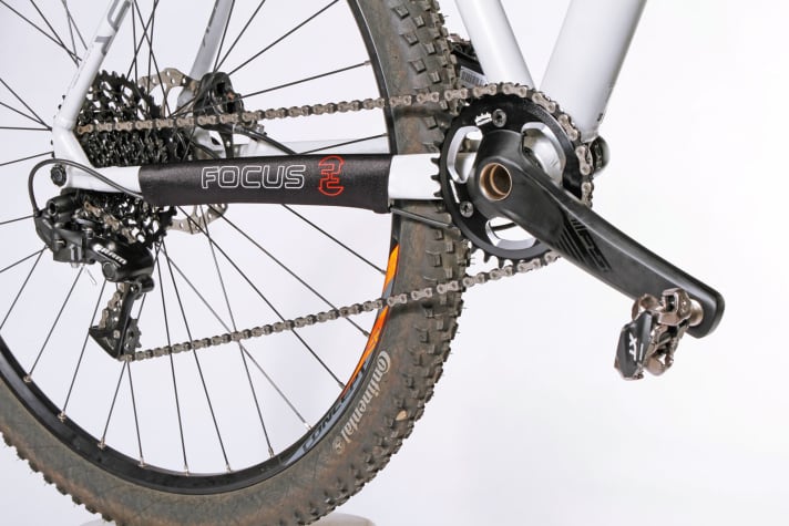   The 32 t chainring on the Focus Black Forest and the X1 cassette result in a total gear ratio of 420 %. Not enough for touring, but brilliant for racing.