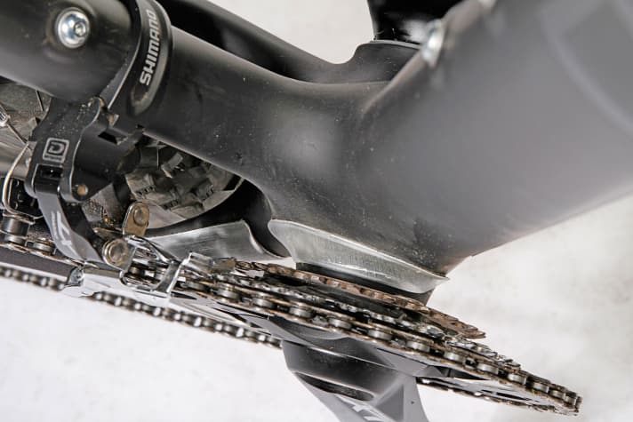   Details, die man auf den ersten Blick nicht sieht, aber dem Radon-Rahmen ein langes Leben ermöglichen: die Chainsuck-Bleche ums Tretlager.