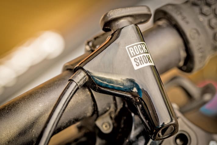   Ausgelockt: Zuerst ließ sich die Gabel am Bergamont noch manuell blockieren, nach fast 1800 Kilometern gab das Lockout der Rock Shox Reba dann komplett den Geist auf.