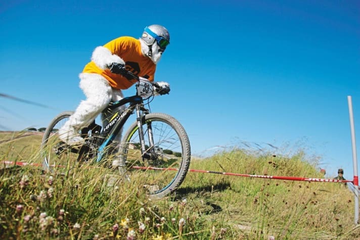 Ein Yeti auf einem E-Mountainbike: Beim Sea Otter 2016 fand erstmals ein Rennen mit motorisierten Mountainbikes statt.