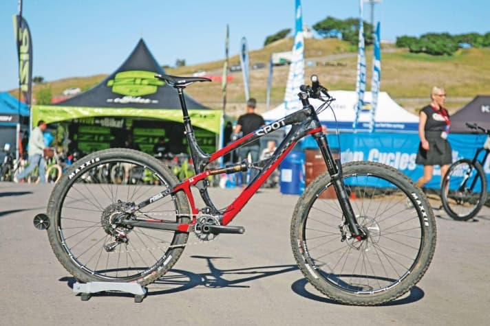 Die Eckdaten des Spot Rollik: Carbon-Chassis mit 140 mm, 27,5er-Laufräder, 12 Kilo leicht.