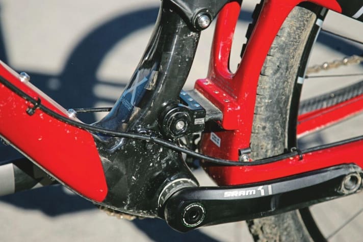 On the Spot Rollik 557, the carbon leaf spring between the rear triangle and the main frame catches the eye. This "living link" is designed to eliminate drive influences.