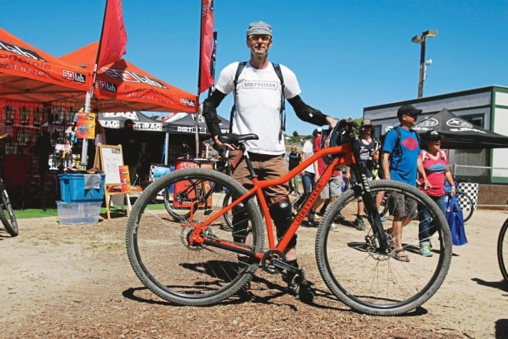 David Folch baut Bikes für Große, also Leute von 192 und 225 cm. Zur Einschätzung: David misst 198cm und sein hier gezeigter Prototyp eines Enduro-Hardtails ist ein S-Rahmen – gepaart mit 36er Laufrädern!