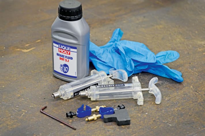   Bleedkit Premium Edge Edition  <a href="http://www.awin1.com/cread.php?awinmid=9057&awinaffid=471469&clickref=Bleedkit+Premium+Edge+Edition&p=%5B%5Bhttps%253A%252F%252Fwww.wigglesport.de%252Fbleed-kit-premium-edge-edition-sram-bleed-kit-set%252F%5D%5D&pref1=bike" target="_blank" rel="noopener noreferrer nofollow">hier erhältlich</a> *