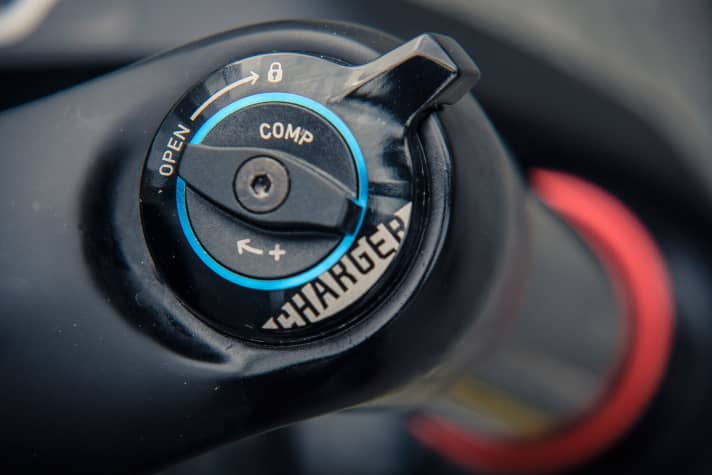   Neben der harten Lockout-Funktion kann an der neuen Dämpfungseinheit der Rock Shox SID die Lowspeed-Druckstufe zusätzlich eingestellt werden.