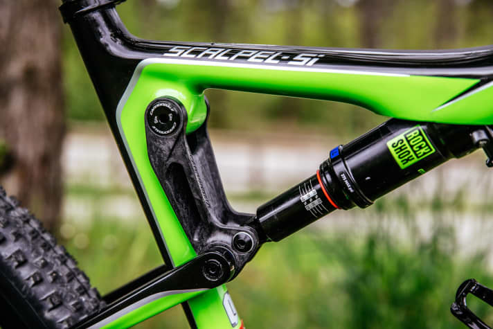 Die gespritzte Carbon-Wippe und der Rock Shox Monarch XX-Dämpfer, für den Cannondale eine spezielle Anlenkung des hydraulischen Lockouts bekommt hat. Das Scalpel-Si Race kommt mit Fullsprint-Fernbedienung für blitzschnelles Blockieren.