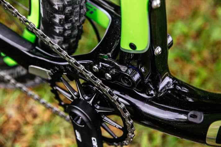 The Ai system gives the Scalpel-Si tyre clearance for tyres up to 2.35 inches. The Carbon 4, AL 5 and the second women's model have dual drivetrains.