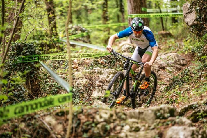 Built for World Cup courses, the new Cannondale Scalpel-Si is also a lot of fun for everyday use. Here during the first practical test on cross-country trails near Bardolino.